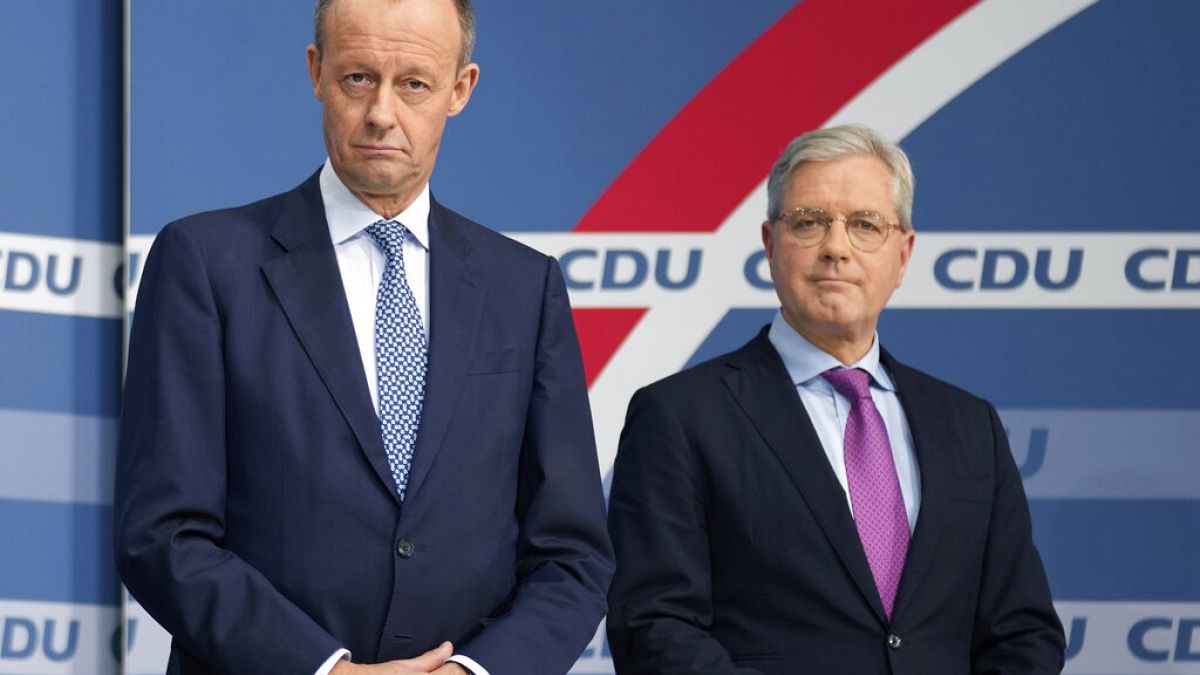 Friedrich Merz (a sinistra), nuovo presidente della CDU. Al suo fianco, uno degli sfidanti: Norbert Röttgen.