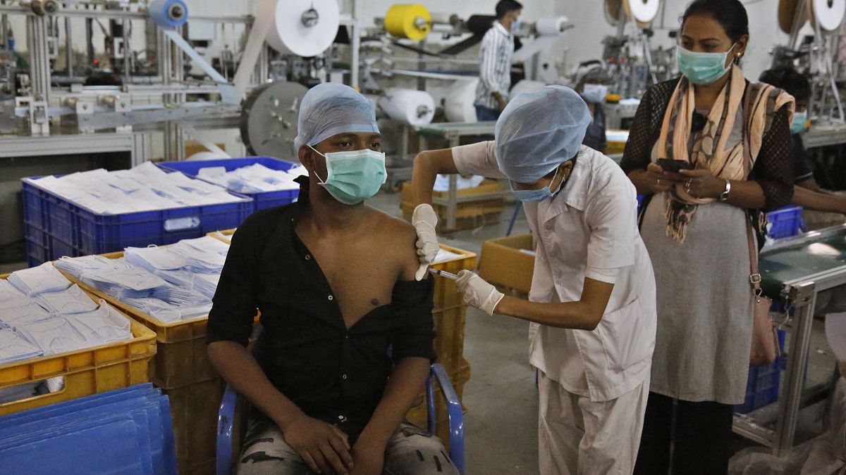 تقديم اللقاح المضاد لكوفيد -19 في ضواحي أحمد آباد-الهند.