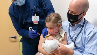 ABD'nin New York kentinde bir hastanede ilk doz Covid-19 aşısı olan 5 yaşındaki  Ella Siegler