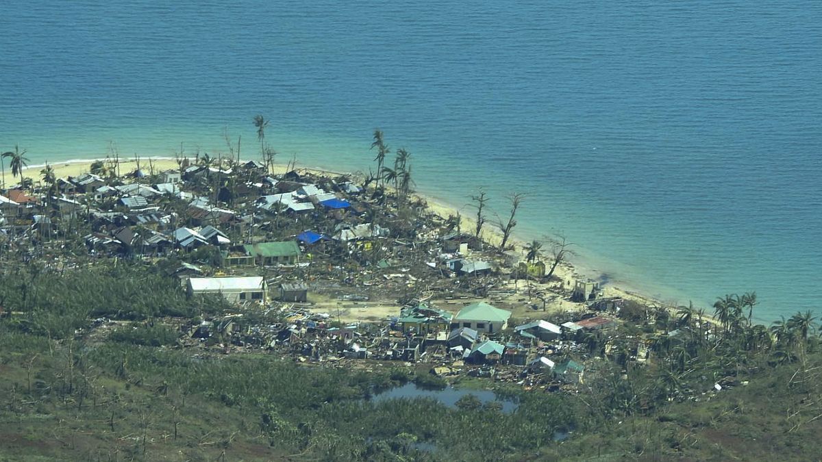 Siargao adasında tayfunun yerle bir ettiği evler