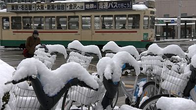 شاهد: التساقط الكثيف للثلوج على ساحل بحر اليابان يتسبب في اضطرابات حركة المرور