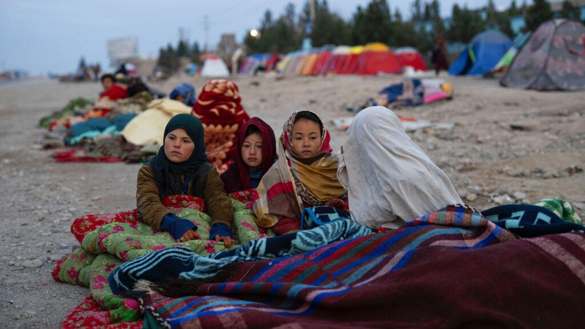 Afgán gyerekek takaróba bugyolálva egy táborban