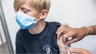 طفل دنماركي يتلقى لقاحاً مضاد لفيروس كورونا في مركز صحي بمدينة أماغار، 28 نوفمبر 2021