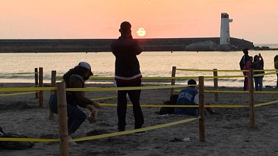 شاهد: البيروفيون يستمتعون بالشواطئ من جديد بعيد إعادة افتتاحها 