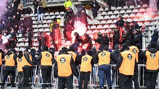 Futballhuligánok rendbontása miatt lefújták a Lyon meccsét