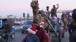 شاهد: مسيحيو كراتشي الباكستانية ينظمون موكبا قبل عيد الميلاد
