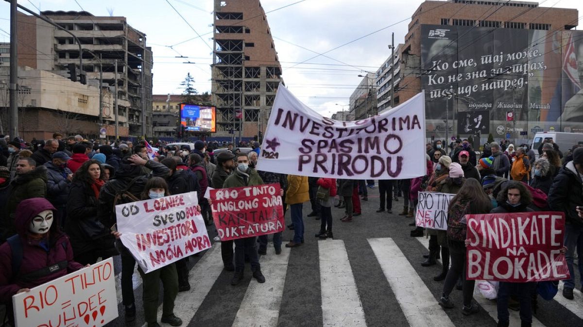 A loznicai lítiumbánya megnyitása ellen tüntettek környezetvédők Belgrádban