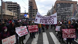 Protesto em Belgrado contra mina de lítio