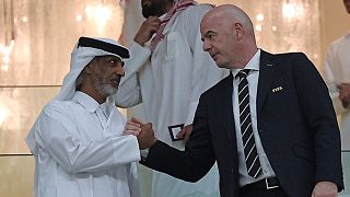 رئيس الفيفا جياني إنفانتينو يصافح رئيس الاتحاد القطري لكرة القدم الشيخ حمد بن خليفة بن أحمد آل ثاني.