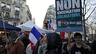 Decenas de miles de personas protestan contra las restricciones y la vacunación en Europa