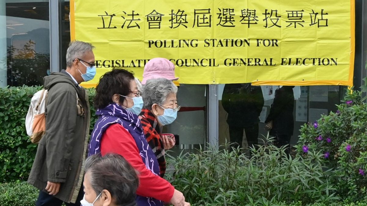 В Гонконге проходят выборы без оппозиции