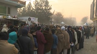 Colas de gente ante la oficina de pasaportes en Kabul, Afganistán