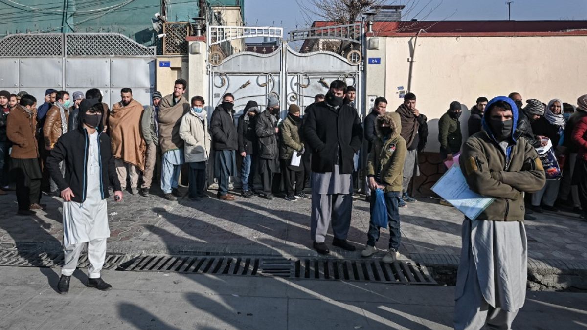 Afegãos fazem fila para tentar obter passaporte em Cabul