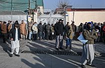 Afegãos fazem fila para tentar obter passaporte em Cabul
