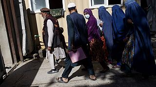 В Кабуле выстроились длинные очереди за паспортами 