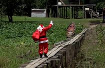بابانوئل به دیدار کودکان جنگل آمازون رفت
