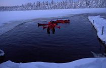 Vacanze di Natale, in Finlandia la nuova tendenza: tuffi nel lago ghiacciato