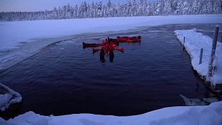 Flutuar num lago gelado na Lapónia