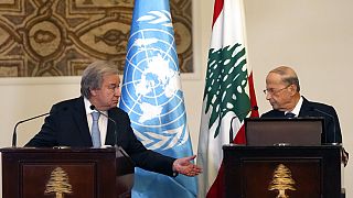 A imagem traduz o que diplomacia pretende concretizar: Guterres estende a mão a Aoun