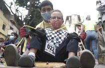 Fából épített kocsival versenyeznek a gyerekek Caracasban