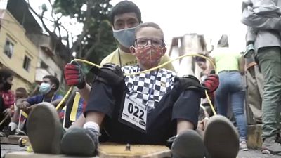 Fából épített kocsival versenyeznek a gyerekek Caracasban