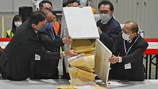 تفريغ صندوق اقتراع لفرز الأصوات في مركز اقتراع للانتخابات التشريعية في هونغ كونغ-19 ديسمبر 2021