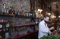 Le barman Dante Agnelli préparant un Bloody Mary au Harry's Bar.