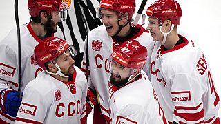 Los jugadores rusos celebran un tanto con la indumentaria retro