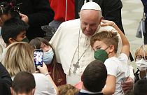 El papa recibe a los nilos del dispensario Santa Marta en el salón Pablo VI del Vaticano, 19/12/2021 Ciudad del Vaticano