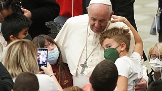 El papa recibe a los nilos del dispensario Santa Marta en el salón Pablo VI del Vaticano, 19/12/2021 Ciudad del Vaticano