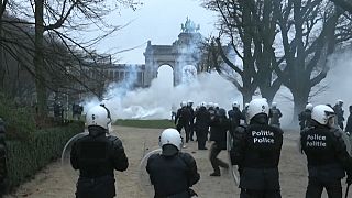 Gli scontri tra no vax e polizia a Bruxelles