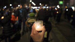Eine Person hält eine Kerze zum Gedenken an die Menschen, die in Österreich an dem Coronavirus gestorben sind, in Wien, Sonntag, 19. Dezember 2021.