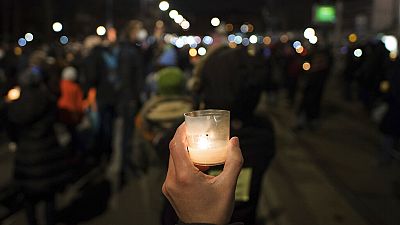 Eine Person hält eine Kerze zum Gedenken an die Menschen, die in Österreich an dem Coronavirus gestorben sind, in Wien, Sonntag, 19. Dezember 2021.