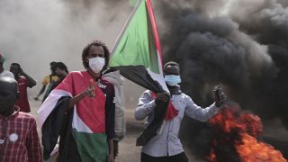 Un grupo de personas participa en una protesta contra la toma de posesión militar de octubre, 19/12/2021, Jartum, Sudán