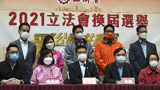 Des membres de la Hong Kong Federation of Trade Unions, favorables à Pékin, assistent à une conférence de presse après avoir remporté les élections