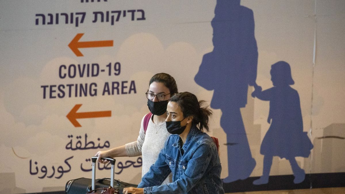 Turisták érkeznek a tel-avivi Ben Gurion repülőtérre