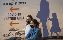 Turisták érkeznek a tel-avivi Ben Gurion repülőtérre