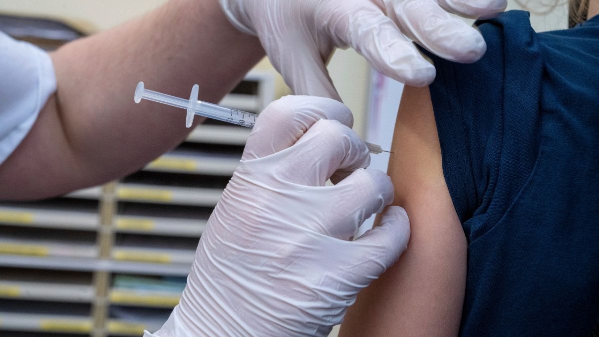تطعيم  شاب بلقاح فايزر في المركز الطبي الجامعي في روستوك، الألمانية.