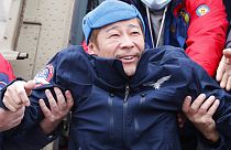 Çocukluk hayalini gerçekleştiren Japon girişimci Yusaku Maezawa 12 günlük uzay seyahatini tamamlayarak dünyaya döndü