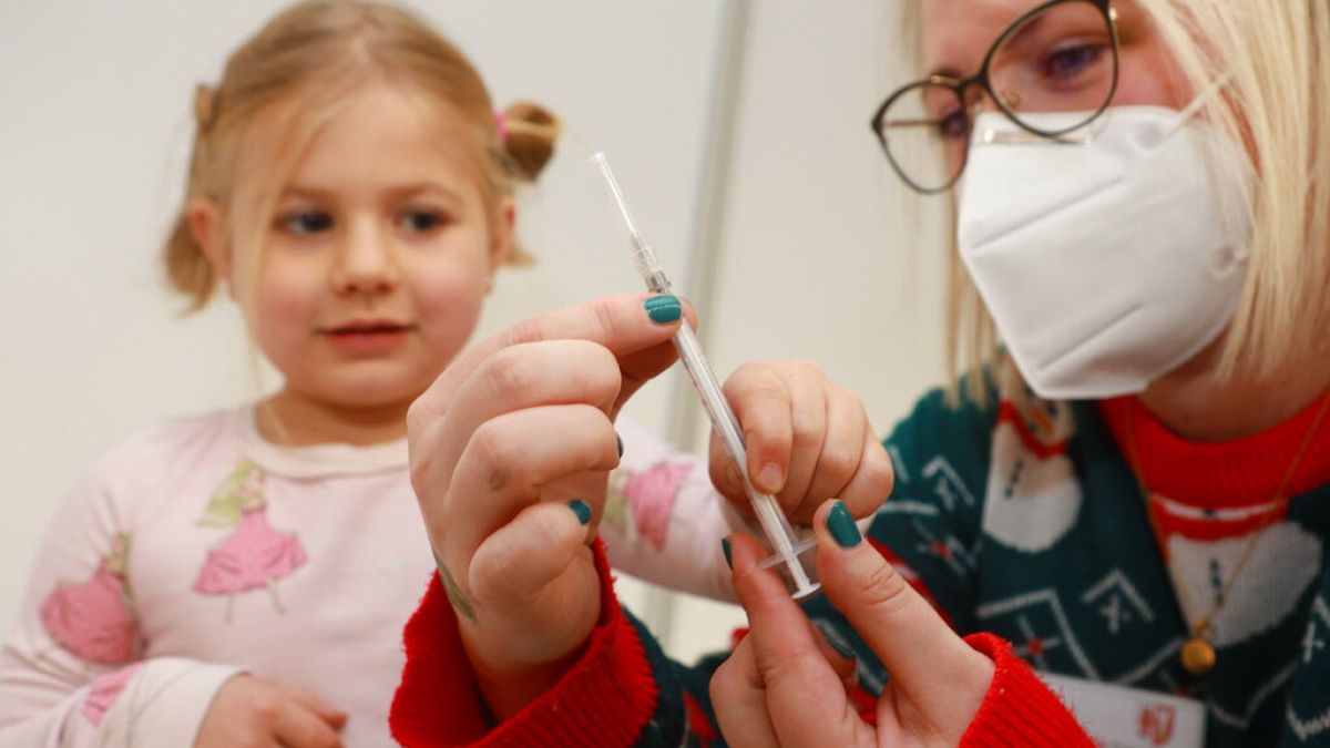 Eine Fünfjährige wird in Quedlinburg geimpft. Samstag 18. Dezember 2021. Bisher ist in Deutschland nur der Impfstoff von BioNtech/Pfizer zugelassen.