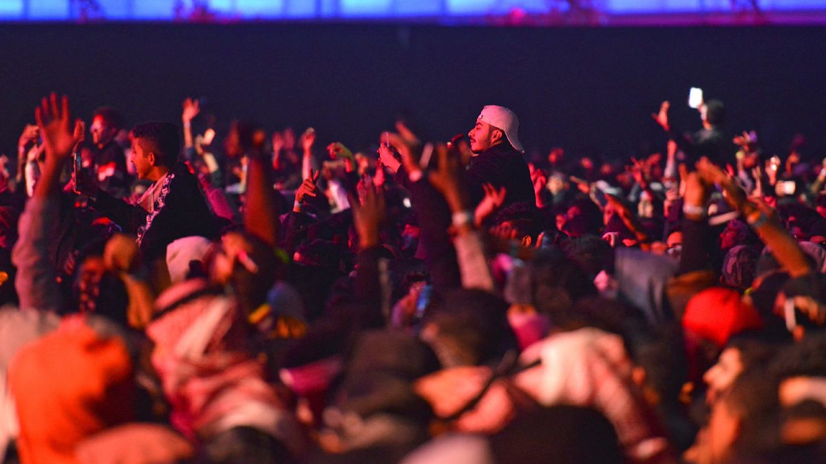 جمهور سعودي يحضر مهرجان الموسيقى الإلكترونية "ميدل بيست" السنوي  الذي أقيم في بنبان بضواحي العاصمة السعودية الرياض في 19 ديسمبر 2019.