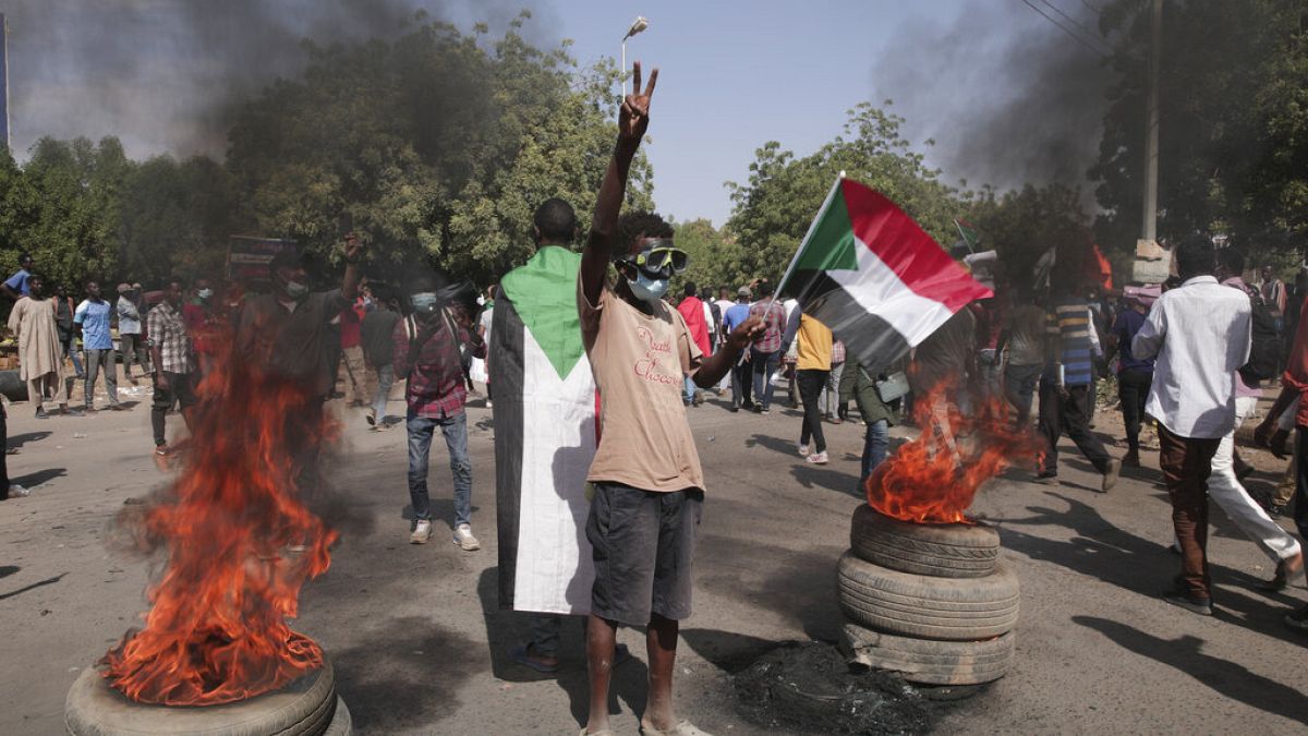 السودانيون يشاركون في احتجاج على الانقلاب العسكري في أكتوبر والاتفاق اللاحق الذي أعاد رئيس الوزراء عبد الله حمدوك لكنه همش الحركة في الخرطوم، السودان، الأحد 19 ديسمبر 2021