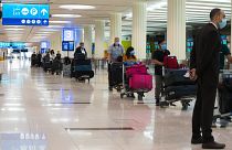 ركاب ينتظرون إصدار تذاكر الرحلات في مطار دبي الدولي في دبي، الإمارات العربية المتحدة.