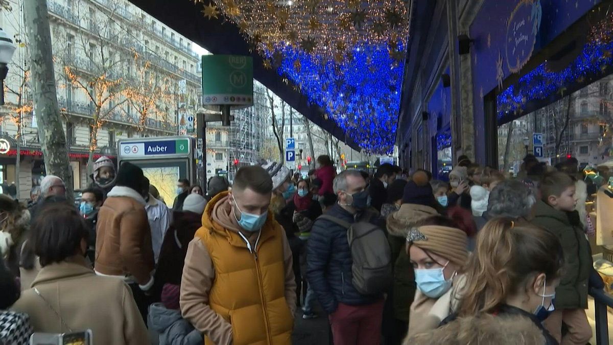 Multidões fazem as últimas compras de Natal de máscara em Paris 