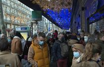 Multidões fazem as últimas compras de Natal de máscara em Paris