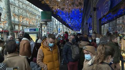 ازدحام كبير في محلات باريس عشية عيد الميلاد. 