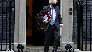 der britische Premierminister Boris Johnson verlässt den Regierungssitz in der Downing Street 10, 15.12.2021
