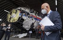 Les magistrats néerlandais lors de leur expertise de la carcasse du Boeing 777, le 26 mai 2021