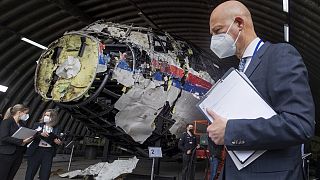 Les magistrats néerlandais lors de leur expertise de la carcasse du Boeing 777, le 26 mai 2021