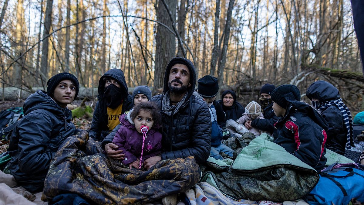 Miembros de una familia kurda en la frontera entre Polonia y Bielorrusia